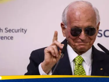 رئيس مؤتمر ميونخ يسخر من ماكرون ويقلده بـ