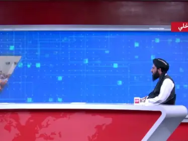 بالفيديو|| في خطوةٍ جريئة وغير مسبوقة.. مذيعة تجري مقابلة بشعرٍ شبه مكشوف مع مسؤول بحركة طالبان - وكالة ستيب نيوز