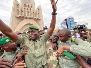 الانقلاب الخامس يطرق أبواب مالي.. تحذيرات دولية بعد اعتقال الرئيس وحكومته - وكالة ستيب نيوز