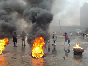 محتجون لبنانيون يقطعون الطرق في طرابلس لتحقيق مطالبهم - وكالة ستيب نيوز