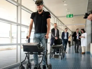 في أول تجربة طبية ناجحة بالعالم.. التكنولوجيا تساعد رجل مصاب بالشلل على المشي مجدداً - وكالة ستيب نيوز