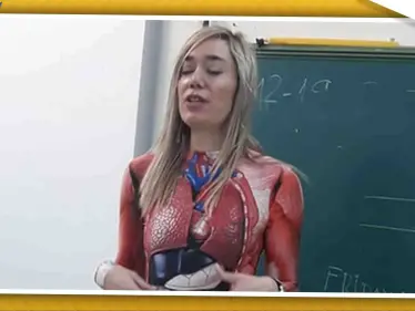 معلمة إسبانية تستخدم جسدها في شرح مادة العلوم لطلابها.. والتفاصيل - وكالة ستيب نيوز