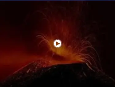 بالفيديو|| مشهد يحبس الأنفاس.. ثوران بركان إتنا الذي ثار قبل 3500 عام يغلق مطار كاتانيا بسحب الرماد والحمم البركانية - وكالة ستيب نيوز