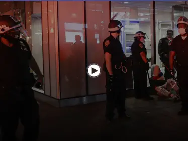 بالفيديو|| الشرطة الأمريكية تشتبك مع ميليشيا مسلحة تحمل علم دولةٍ عربية وتأسر عدداً منهم - وكالة ستيب نيوز