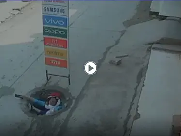 بالفيديو|| لحظات مرعبة لسقوط امرأة تحمل طفلها الرضيع في حفرة وسط الرصيف أثناء انشغالها بالهاتف - وكالة ستيب نيوز