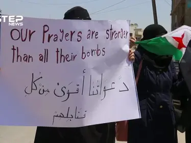 خروج مظاهرة نسائية تحت عنوان " رص الصفوف " بمدينة إدلب طالبت بإسقاط النظام وعدم الحيد عن مبادئ الثورة - وكالة ستيب نيوز