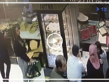 شاهد بالفيديو || ثلاث تركيات تسرقن حقيبة رجل سوري والأخير يعرض مكافئة لمن يعرفهن - وكالة ستيب نيوز