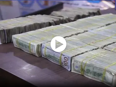 بالفيديو|| "كنز داعش" المُخبأ بمعقل التنظيم بالعراق "يظهر".. أموال طائلة وأكوام الذهب والفضة بيد الدولة - وكالة ستيب نيوز