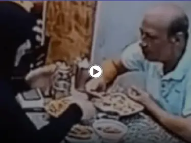 بالفيديو|| امرأة تضرب زوجها بصحن الطعام على رأسه أمام الناس وسط مكان عام وردة فعل الأخيرة مدهشة - وكالة ستيب نيوز