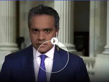 بالفيديو|| رد فعل طريف ومضحك لمذيع "CNN" عند اكتشافه صرصور على رقبته ببث مباشر - وكالة ستيب نيوز