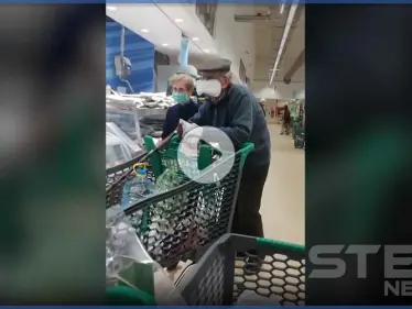 بالفيديو|| رجل مسن لم يجد "كمامة" فاستبدلها بـ "فوطة نسائية".. شاهد ردة فعل المارة - وكالة ستيب نيوز