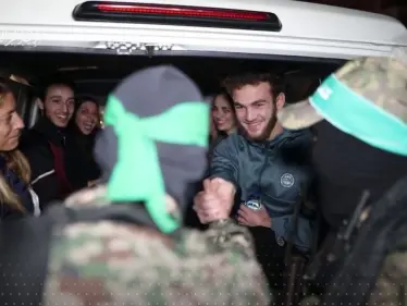 بابتسامات وقبلات.. هكذا ودّعت كتائب القسام الدفعة السادسة من الأسرى الإسرائيليين (فيديو) - وكالة ستيب نيوز