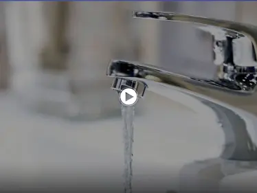 بالفيديو|| امرأة تتعرض لموقف مرعب أثناء الاستحمام.. عنكبوت سقط من صنبور الماء - وكالة ستيب نيوز