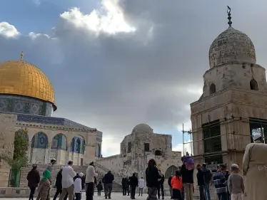 مئات المستوطنون يقتحمون باحات المسجد الأقصى بحماية من الشرطة الإسرائيلية - وكالة ستيب نيوز