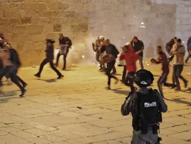 بالفيديو|| اندلاع مواجهات داخل المسجد الأقصى.. ووفد أمني مصري يصل قطاع غزة - وكالة ستيب نيوز