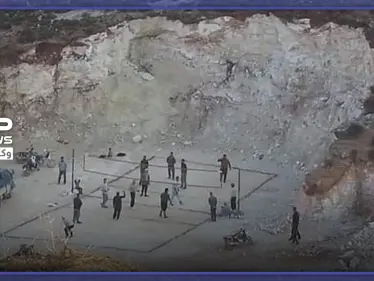 شاهد|| حطّموا الصخور وبنوا ملعباً لكرة الطائرة.. هكذا تغلّب نازحو إدلب على ضنك العيش - وكالة ستيب نيوز