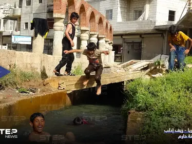 مع ارتفاع درجات الحرارة ... أطفال يسبحون في قناة للري بمنطقة حارم شمالي مدينة إدلب - وكالة ستيب نيوز