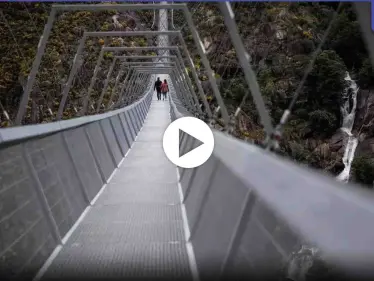 شاهد بالفيديو|| مشهد أغرب من الخيال.. أطول جسر معلق مخصص للمشاة في العالم تدشنه هذه الدولة بين الجبال - وكالة ستيب نيوز