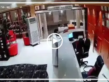 فيديو لرجل يعتدي بالضرب على موظفة سعودية يشعل مواقع التواصل الاجتماعي (فيديو) - وكالة ستيب نيوز