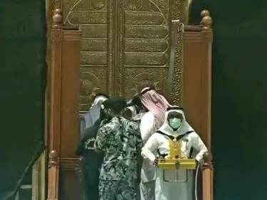 بالفيديو|| أمير سعودي يغسل الكعبة المشرفة وسط إجراءات مشددة - وكالة ستيب نيوز