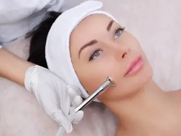 التقشير الماسي.. أنواع العملية وكيفية إجراءها مع الآثار الجانبية والتكلفة - وكالة ستيب نيوز