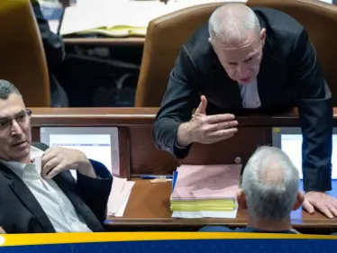 رئيس الوزراء الإسرائيلي السابق يثير غضب وزير الدفاع ويكشف عن عملية بقلب إيران - وكالة ستيب نيوز