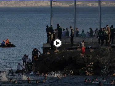 بينهم مئات العائلات والقاصرين.. وصول آلاف المهاجرين لسبتة سباحة وإسبانيا تستنفر (فيديو) - وكالة ستيب نيوز