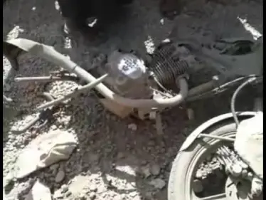 صور لانفجار دراجة نارية مفخخة كانت مركونة بالقرب من مقر الشرطة العسكرية التابعة لميليشيا قسد في مدينة البصيرة بريف دير الزور الشرقي - وكالة ستيب نيوز