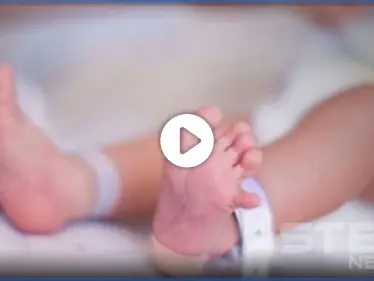 بالفيديو|| امرأة تضع مولودها في الطريق بالشمال السوري وزوجها يكشف السبب - وكالة ستيب نيوز