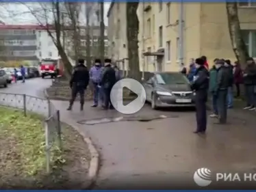 بالفيديو|| أب روسي مسلح بفأس يحتجز أطفاله الستة كرهائن.. ويهدد بقتلهم - وكالة ستيب نيوز