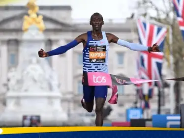 حادث سير يودي بحياة حامل الرقم القياسي العالمي في سباق الماراثون - وكالة ستيب نيوز