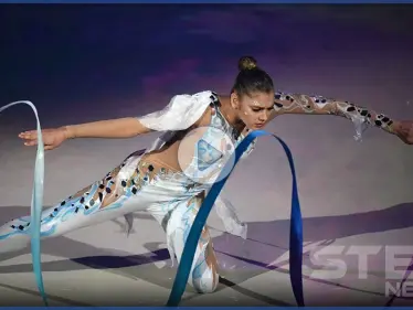 رشاقة وحركات لافتة.. روسية شهيرة تقوم برقص الجمباز من على سريرها بغرفة النوم (فيديو) - وكالة ستيب نيوز