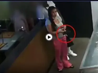 بالفيديو|| فتاة تثير الذعر في مطعم وتطلب طعامها بالقوة تحت تهديد السلاح والسلطات تتدخل - وكالة ستيب نيوز