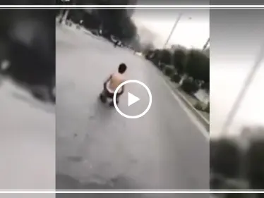 وسط إطلاق النار شاب عراقي يتحدى الشرطة ويسجد بصدر عارٍ (فيديو) - وكالة ستيب نيوز