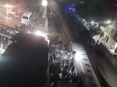 بالفيديو|| لحظة خروج قطار عن القضبان في مصر.. ووزارة الصحة تكشف حصيلة ضحايا الحادث - وكالة ستيب نيوز