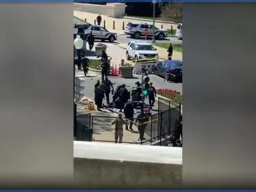 بالفيديو || تهديد وإصابات بمحيط الكونغرس وبايدن يجتمع بفريق الأمن القومي - وكالة ستيب نيوز