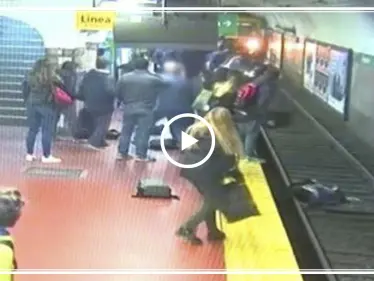 بالفيديو|| الهاتف الذكي كاد أن يتسبب بمقتل شاب بطريقة مروعة في محطة قطار - وكالة ستيب نيوز