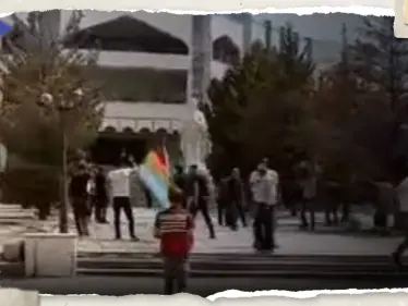 بالفيديو|| إطلاق نار على المتظاهرين بالسويداء أمام مقر حزب البعث وأنباء عن إصابات - وكالة ستيب نيوز