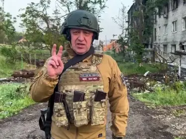 بالفيديو|| الجيش الروسي ينتشر بشوارع موسكو.. والكرملين يدعو لاعتقال قائد فاغنر - وكالة ستيب نيوز