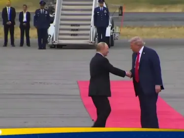 شاهد ماذا فعل ترامب عند رؤيته بوتين في مطار ألاسكا (فيديو) - وكالة ستيب نيوز