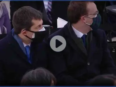 بالفيديو|| وزير النقل الأمريكي المثلي الجنس يقدم زوجه ويشكره خلال خطابه الإفتتاحي - وكالة ستيب نيوز