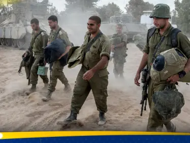 جنود إسرائيليون يسحبون سيارة "جيب" دُمرت في معارك غزة.. شاهد ماذا وجدوا فيها - وكالة ستيب نيوز