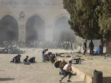 انسحاب الشرطة الإسرائيلية من المسجد الأقصى بعد 4 ساعات من اقتحامه ومحاولة تفريغه والفلسطينيون يعودون بهتافات "التكبير" (فيديو) - وكالة ستيب نيوز