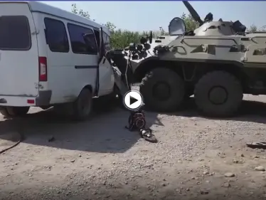 بالفيديو|| حاملة جنود مدرعة تصطدم بحافلة مدنية في روسيا تخلّف قتلى وجرحى والسلطات تطوّق المكان - وكالة ستيب نيوز