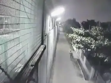 بالفيديو|| لحظة هروب "مهرب مخدرات" محكوم بالإعدام عبر أنابيب الصرف الصحي من سجن أندونيسي - وكالة ستيب نيوز