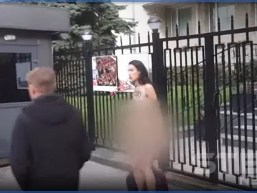 ضد قانون الإجهاض.. ناشطة تتعرى أمام سفارة بولندا في كييف (فيديو) - وكالة ستيب نيوز