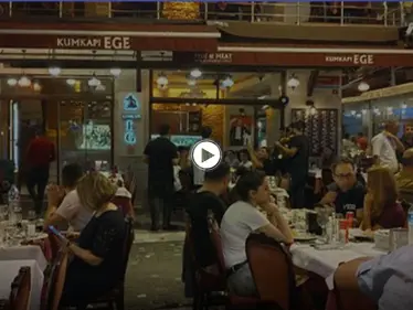 بالفيديو|| أشعل الرأي العام التركي.. فلسطيني يمسح أنفه بـ "العملة التركية" والسلطات تقرر ترحيله من البلاد - وكالة ستيب نيوز