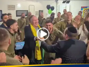 شاهد|| وزير الخارجية الأمريكي الأسبق يرقص مع جنود إسرائيليين قرب غزة - وكالة ستيب نيوز