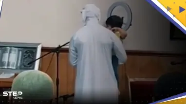 شاهد|| بعد فيديو "القطة والإمام".. إمام آخر يحمل طفلاً خلال صلاة التراويح
