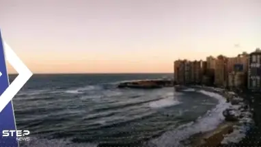 بالفيديو|| "رعب" في مصر بعد تحول لون مياه البحر للأسود عقب زلزال تركيا المدمر